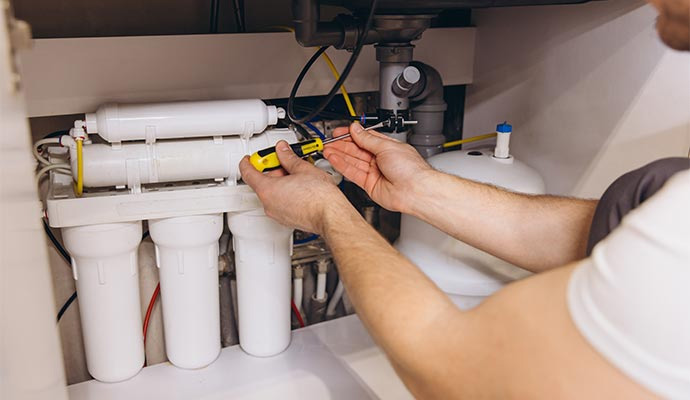 Professional installing reverse osmosis water filtration system